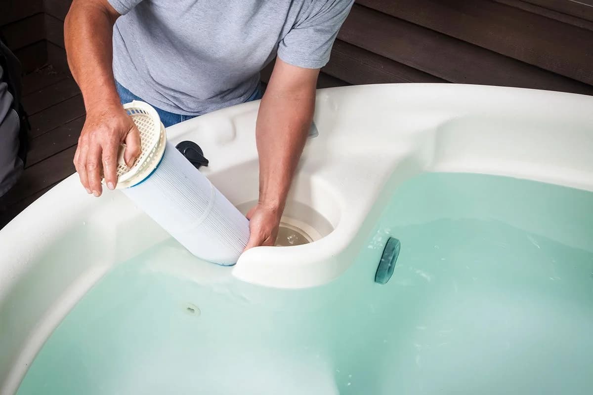 hot-tub-filter-replacement-GettyImages-510724627